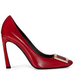 Zapato de tacón rojo con una hebilla dorada de la Nueva Colección Primavera/Verano 2018 de Roger Vivier