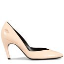 Zapato en rosa claro con las iniciales bordadas en un lateral de la Nueva Colección Primavera/Verano 2018 de Roger Vivier