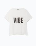 Camiseta blanca con las letras "Vibe" de la Nueva Campaña de Lefties 2018 con Dulceida y Paul Gonu