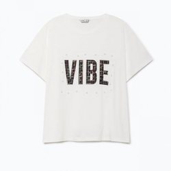 Camiseta blanca con las letras "Vibe" de la Nueva Campaña de Lefties 2018 con Dulceida y Paul Gonu