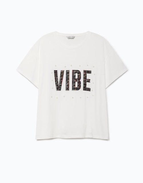 Camiseta blanca con las letras "Vibe" de la Nueva Campaña de Lefties 2018 con Dulceida y Paul Gonu