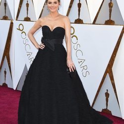 Maria Menounos con un vestido negro en la alfombra roja de los Premios Oscar 2018
