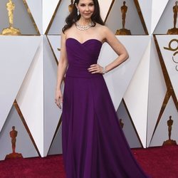 Ashley Judd con un vestido color berenjena en la alfombra roja de los Premios Oscar 2018