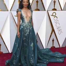 Betty Gabriel con un vestido aguamarina en la alfombra roja de los Premios Oscar 2018