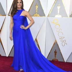 Jennifer Garner con un vestido azul klein en la alfombra roja de los Premios Oscar 2018
