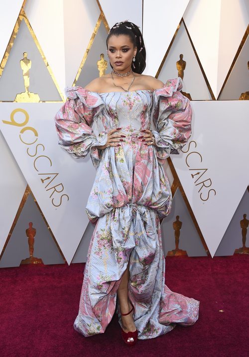 Andra Day con un vestido floral en la alfombra roja de los Premios Oscar 2018