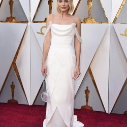 Margot Robbie con un vestido blanco en la alfombra roja de los Premios Oscar 2018