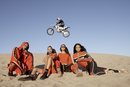 Chándales cortos y largos de color naranjas y negros de la colección Fenty X Puma SS18