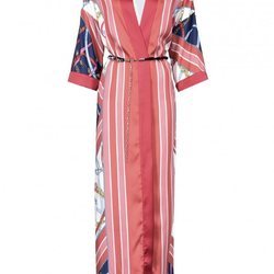 Kimono maxi de tonalidad coral de la nueva colección de Pinko de kimonos