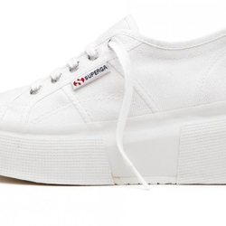 Zapatilla blanca Up5 en color blanca con la suela en blanca de la firma Superga