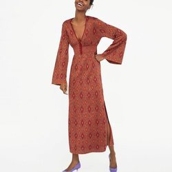 Vestido midi con mangas acampanadas con estapado étnico de Zara 2018