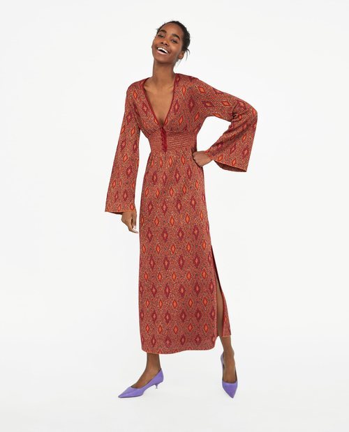 Vestido midi con mangas acampanadas con estapado étnico de Zara 2018