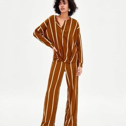 Conjunto de blusa con pantalón palazzo y estampado a rayas blancas de Zara 2018