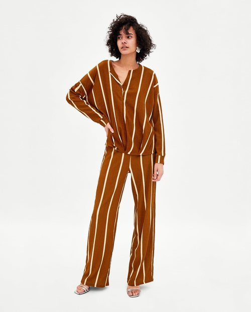 Conjunto de blusa con pantalón palazzo y estampado a rayas blancas de Zara 2018