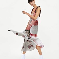 Vestido largo con estampado étnico en color rojo gris y blanco de la Nueva Colección de Zara