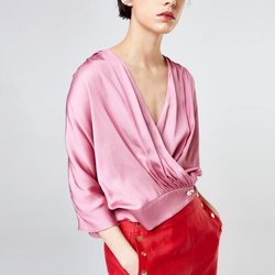 Blusa de manga larga en color rosa claro de la Nueva Colección Primavera/Verano de Uterqüe 2018