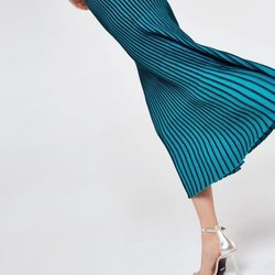Falda plisada bicolor en color azul y negra por encima del tobillo de la Nueva Colección Primavera/Verano de Uterqüe 2018