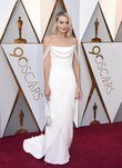 Margot Robbie con un traje blanco de Chanel en los Oscar 2018