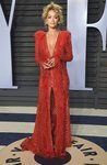 Rita Ora con un traje rojo con plumas de Zuhair Murad en la Fiesta de Vanity Fair