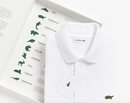 Polo blanco de Lacoste con una tortuga de una colección exclusiva de animales en peligro de extinción