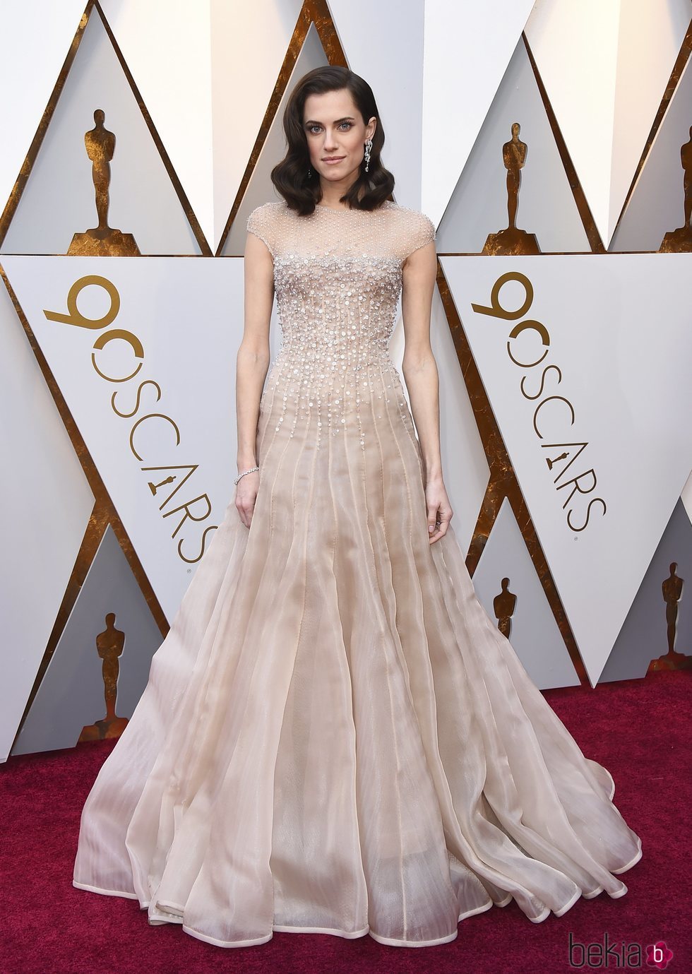 Allison Williams con un vestido largo en color nude con brillantes en los Oscars 2018