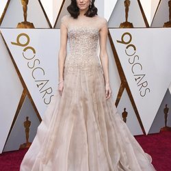 Allison Williams con un vestido largo en color nude con brillantes en los Oscars 2018