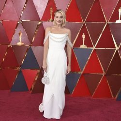 Margot Robbie con un vestido blanco en los Oscar 2018