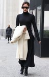 Victoria Beckham con un look negro y abrigo blanco por las calles de Nueva York 2018