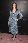 Kalli Vernoff con un vestido de animal print azul en el estreno de 'Pura sangre'