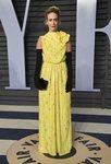 Sarah Paulson con un traje amarillo llamativo en la Fiesta de Vanity Fair