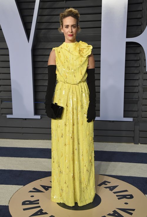 Sarah Paulson con un traje amarillo llamativo en la Fiesta de Vanity Fair