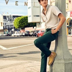 Pepe Barroso posa con unos zapatos marrón claro de Gioseppo Man primavera/verano 2018