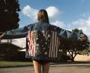 Cazadora vaquera con la bandera de EEUU de la Nueva Colección "Teen Girl" de Pull and Bear