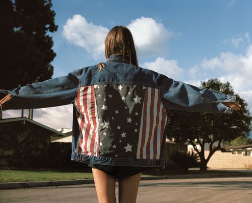 Cazadora vaquera con la bandera de EEUU de la Nueva Colección "Teen Girl" de Pull and Bear