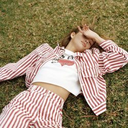 Conjunto de pantalón y cazadora a rayas blancas y rojas de la Nueva Colección "Teen Girl" de Pull and Bear