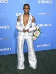 Nafessa Williams con un traje estampado con rayos azules en la premiere de 'Gringo'