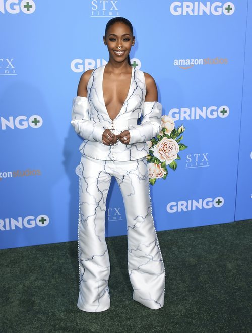 Nafessa Williams con un traje estampado con rayos azules en la premiere de 'Gringo'