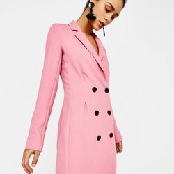 Chaqueta estructurada rosa con los botones negros de Bershka para la primavera/verano 2018