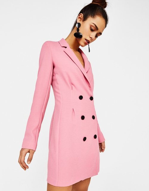 Chaqueta estructurada rosa con los botones negros de Bershka para la primavera/verano 2018