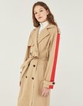 Gabardina marrón con una franja roja de Bershka para la primavera/verano 2018