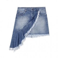 Falda vaquera asimétrica con flecos de la nueva colección de Sisley Primavera/Verano 2018