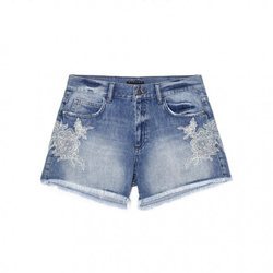 Pantalón corto vaquero con flecos de la nueva colección Primavera/Verano 2018 de Sisley