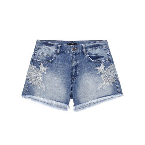Pantalón corto vaquero con flecos de la nueva colección Primavera/Verano 2018 de Sisley