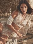 Megan Fox con un sujetador con encaje a juego de la braga alta de la nueva colección primavera de Frederick's