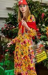 Vestido mostaza con estampado de flores con una gorra de la nueva colección de primavera 2018 de Stradivarius