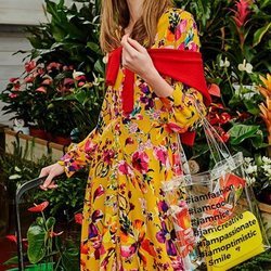 Vestido mostaza con estampado de flores con una gorra de la nueva colección de primavera 2018 de Stradivarius