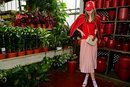 Falda rosa pastel plisada con una camiseta y gorra roja de la nueva colección de primavera 2018 de Stradivarius