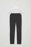 Pantalón básico negro de la nueva colección atemporal de Cos 2018