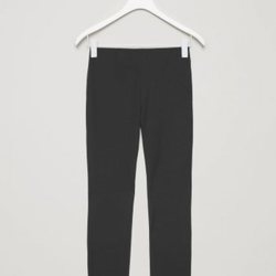 Pantalón básico negro de la nueva colección atemporal de Cos 2018