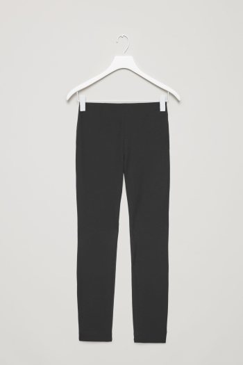 Pantalón básico negro de la nueva colección atemporal de Cos 2018